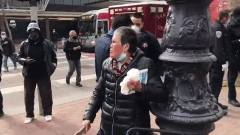 霸气! 76岁华裔阿婆遇袭 操木棒将白男打到满脸血 抬上担架! 网友爆赞 社会 第8张