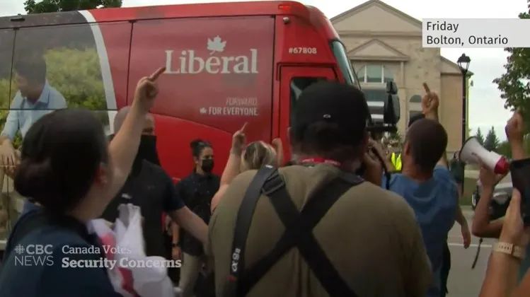 现场! 加拿大总理特鲁多被打! 出门遭围攻 乱石砸后脑 抗议者飙脏话竖中指 一片混乱！ 新闻 第12张