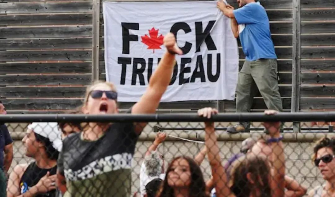 现场! 加拿大总理特鲁多被打! 出门遭围攻 乱石砸后脑 抗议者飙脏话竖中指 一片混乱！ 新闻 第25张