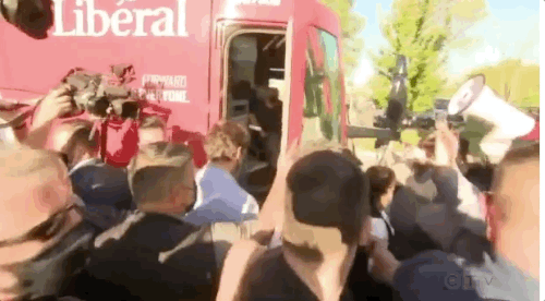 现场! 加拿大总理特鲁多被打! 出门遭围攻 乱石砸后脑 抗议者飙脏话竖中指 一片混乱！ 新闻 第3张
