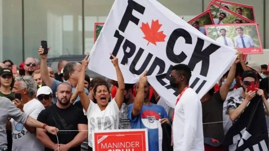 现场! 加拿大总理特鲁多被打! 出门遭围攻 乱石砸后脑 抗议者飙脏话竖中指 一片混乱！ 新闻 第7张