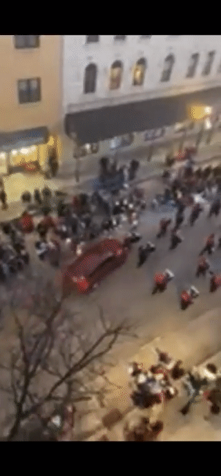 突发! SUV冲进圣诞游行人群 至少20人被撞飞! 上一秒还在跳舞 视频惊悚! 新闻 第2张