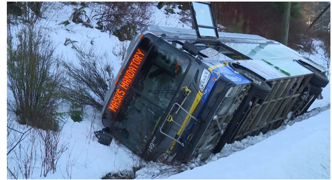 致命车祸! 多车相撞 1死6伤! 公车被撞进深沟 都是黑冰惹的祸! 生活 第4张