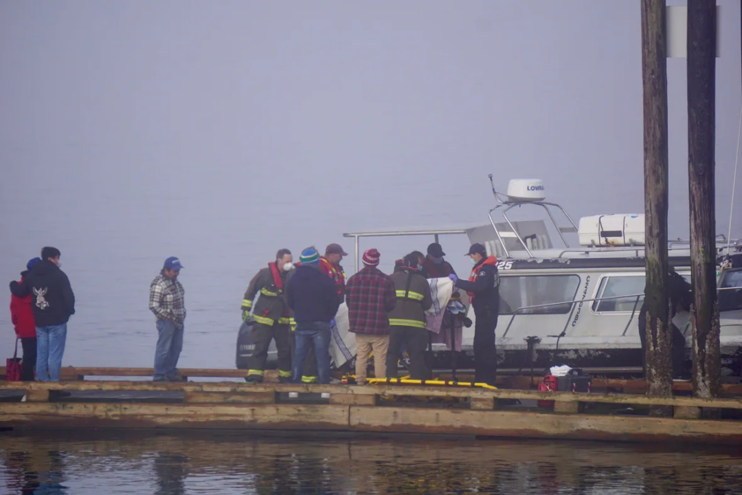 危险! 温哥华岛船撞岩石 4人骨折割伤! 99高速2车相撞起火！ 新闻 第7张