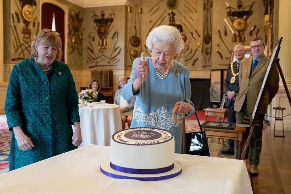 突发! 英国女王确诊! 95岁染疫仍在工作 出行拄拐杖面容憔悴 全球关注! 民众扎堆祈福! 新闻 第16张