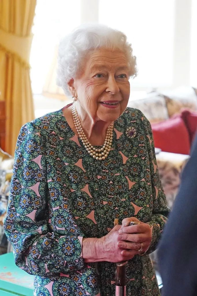 突发! 英国女王确诊! 95岁染疫仍在工作 出行拄拐杖面容憔悴 全球关注! 民众扎堆祈福! 新闻 第12张