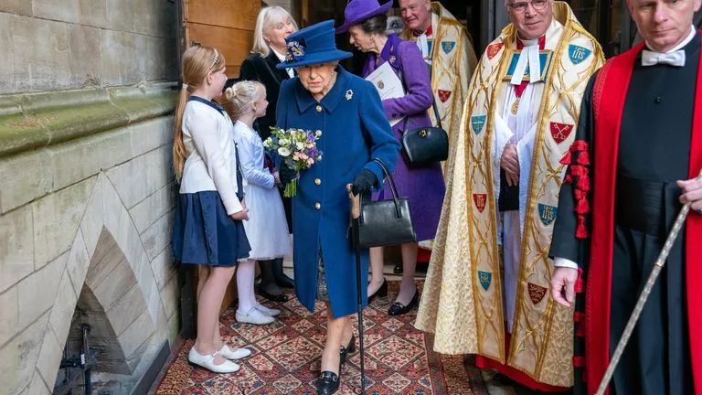 突发! 英国女王确诊! 95岁染疫仍在工作 出行拄拐杖面容憔悴 全球关注! 民众扎堆祈福! 新闻 第14张