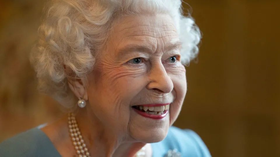 突发! 英国女王确诊! 95岁染疫仍在工作 出行拄拐杖面容憔悴 全球关注! 民众扎堆祈福! 新闻 第2张
