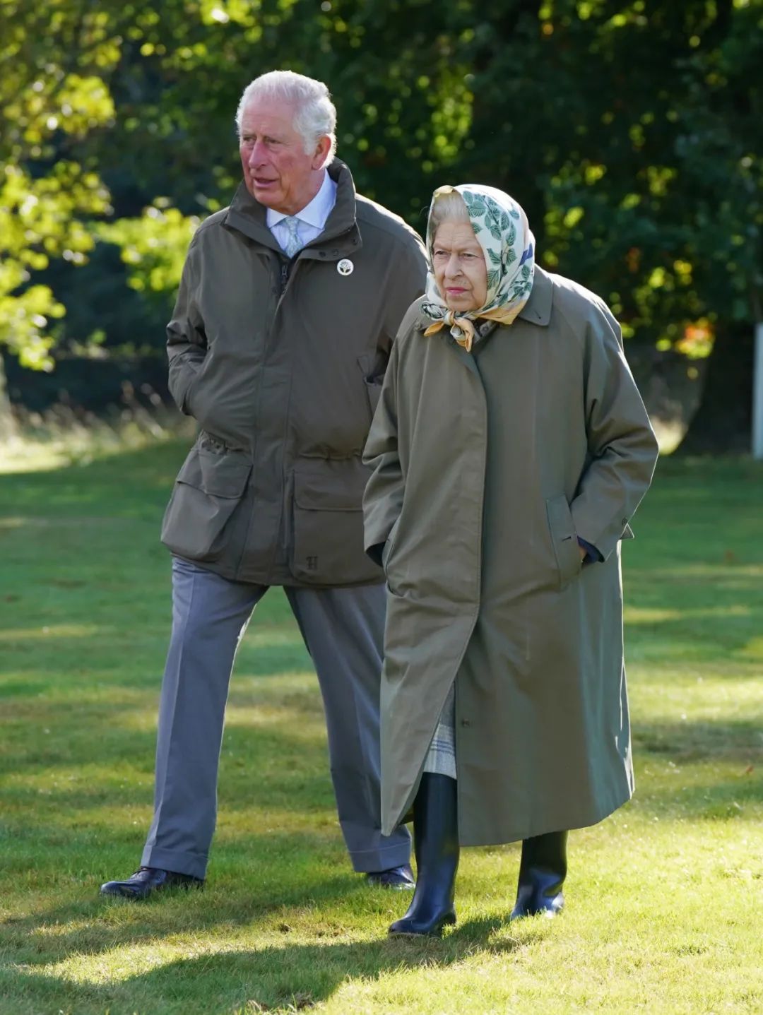 突发! 英国女王确诊! 95岁染疫仍在工作 出行拄拐杖面容憔悴 全球关注! 民众扎堆祈福! 新闻 第11张