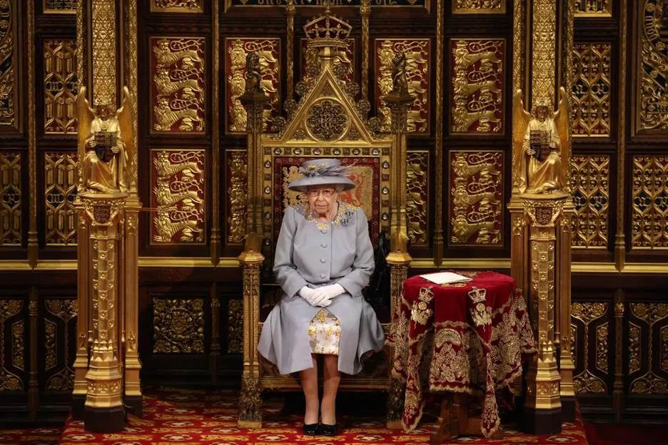 突发! 英国女王确诊! 95岁染疫仍在工作 出行拄拐杖面容憔悴 全球关注! 民众扎堆祈福! 新闻 第23张