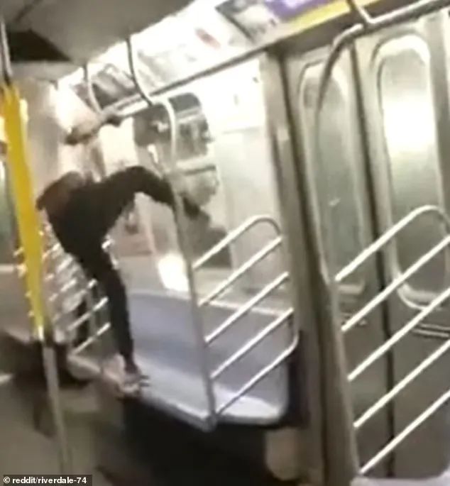 “救救我!”亚裔女子纽约地铁被暴徒挟持 大声呼救! 遭暴打甩飞 无人敢管… 移民 第1张