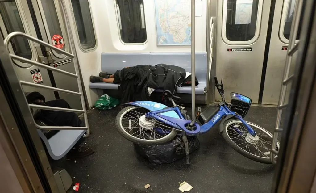 “救救我!”亚裔女子纽约地铁被暴徒挟持 大声呼救! 遭暴打甩飞 无人敢管… 移民 第14张