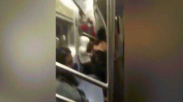 “救救我!”亚裔女子纽约地铁被暴徒挟持 大声呼救! 遭暴打甩飞 无人敢管… 移民 第6张