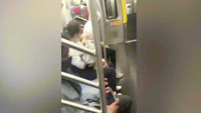 “救救我!”亚裔女子纽约地铁被暴徒挟持 大声呼救! 遭暴打甩飞 无人敢管… 移民 第5张