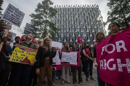 重磅! 美国大法官提议避孕非法! 全球游行爆发 抵制性行为 包围大使馆 社会 第19张