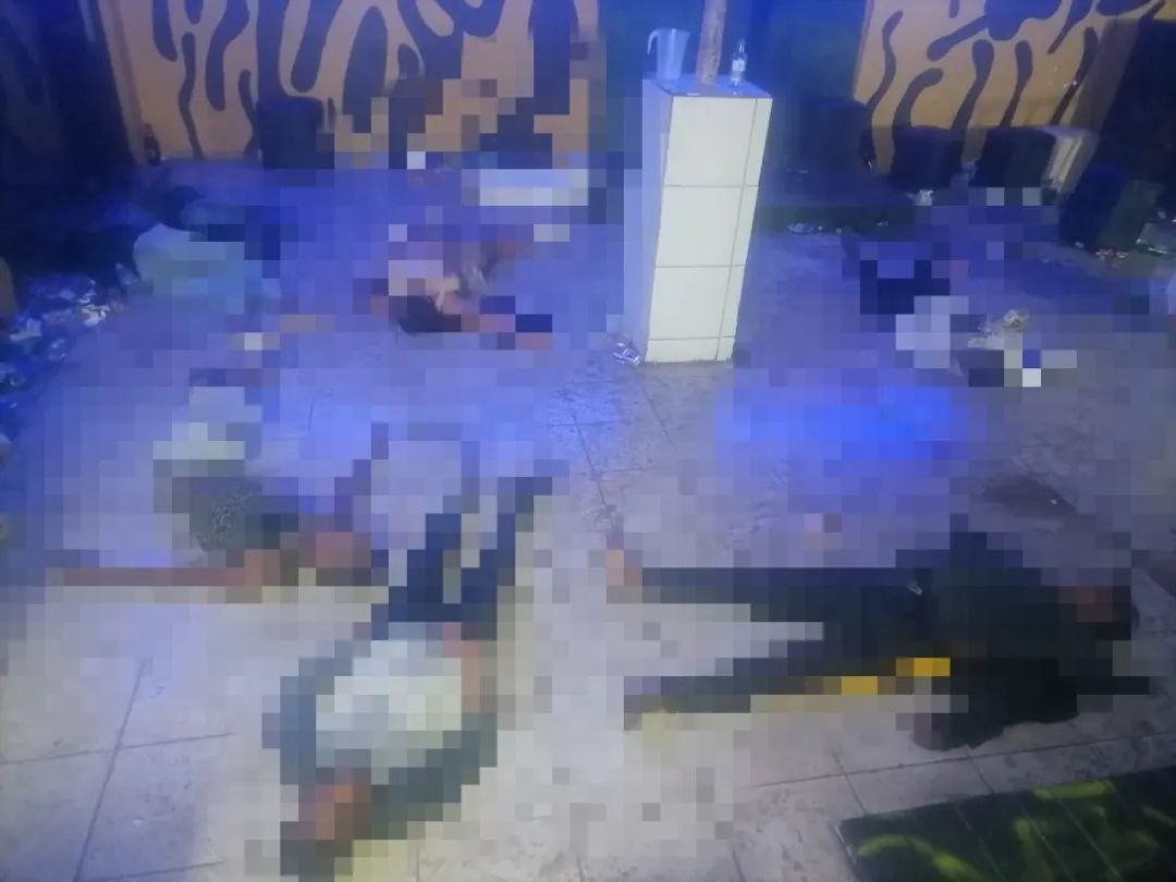 离奇命案! 一家店21人集体暴毙 桌椅地面全是尸体! 聚会变地狱 死伤惨重! 新闻 第2张