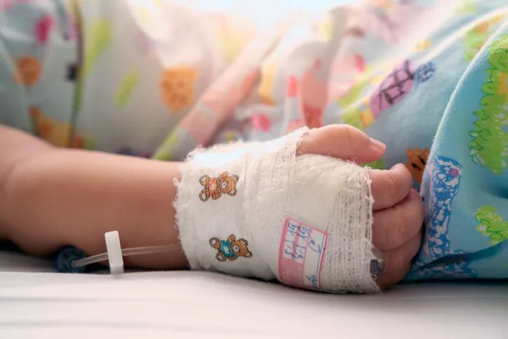 惨! 加拿大1岁女婴发烧延误治疗被截肢! 残喘10年人生已毁 家长索赔3000万! 新闻 第8张