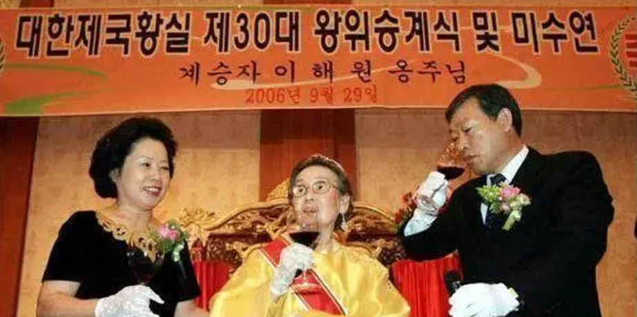 突发武装劫案 开劳斯莱斯惨遭枪击 损失惨重 主角竟是你不知道的正牌“韩国王子” 新闻 第14张