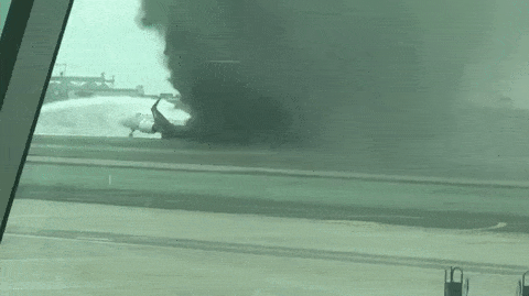 载160人客机起飞时高速撞上消防车 当场起火浓烟滚滚；空中事故频发 机头被风暴完全砸烂 生活 第6张