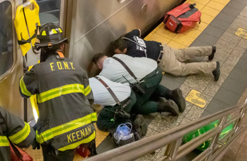 一天两命！女子捡手机惨被撞死 22岁的男子躺在铁轨上“等死” 被无情碾过...... 新闻 第2张