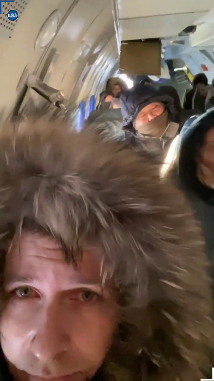 惊悚视频! 飞行途中飞机舱门突然打开 -41℃寒风灌入 行李全飞走 乘客吓傻! 新闻 第1张